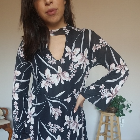 BLACK FLORAL CUTOUT TRAPEZE DRESS - Picture 4 of 8